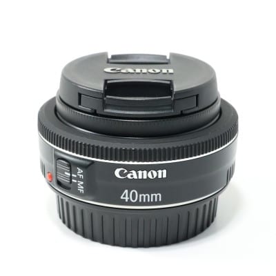 【美品】キャノンEF40mmf2.8STM ホワイト プロテクター赤.黒付き 美品】キャノンEF40mmf2.8STM ホワイト プロテクター赤.黒付き